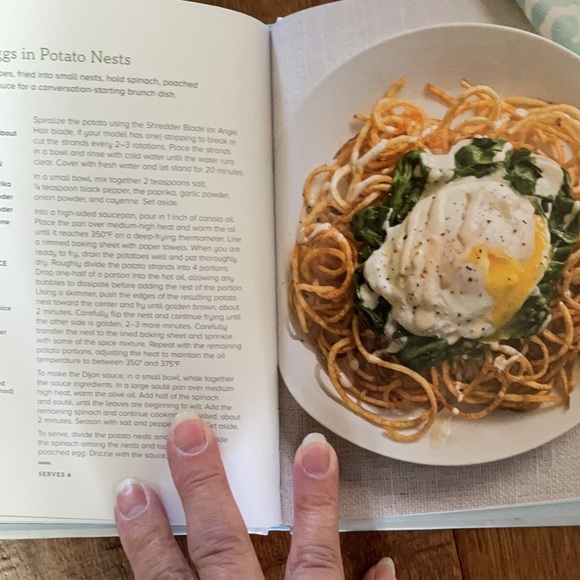 Spiral Vegetable Slicer and Spiral Cookbook Never used - Picture 10 of 13